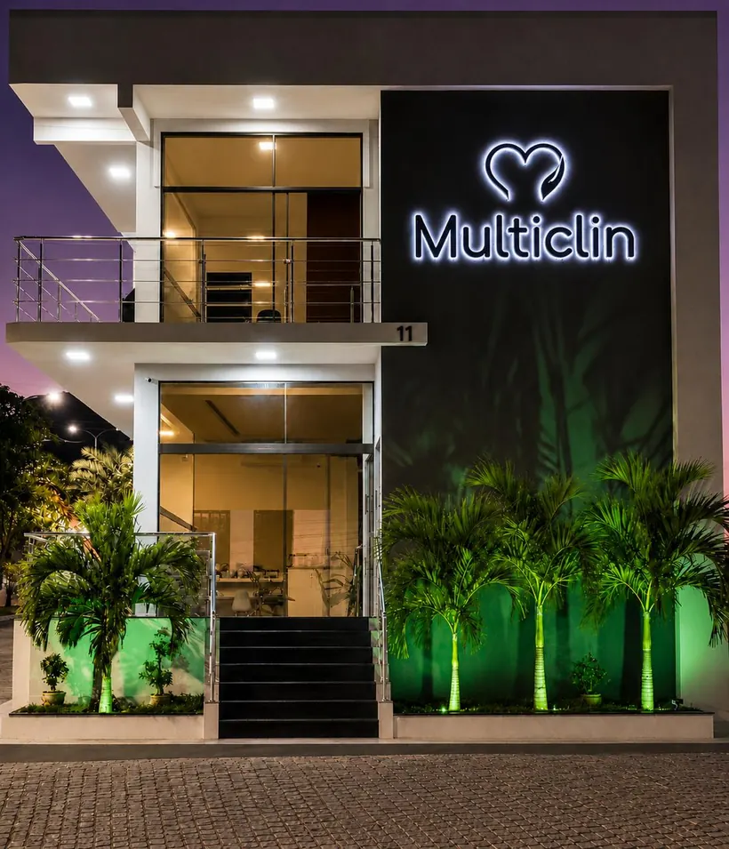 Fachada da Multiclin iluminada à noite, na Rua João Pessoa, 11, em Ibitiara
